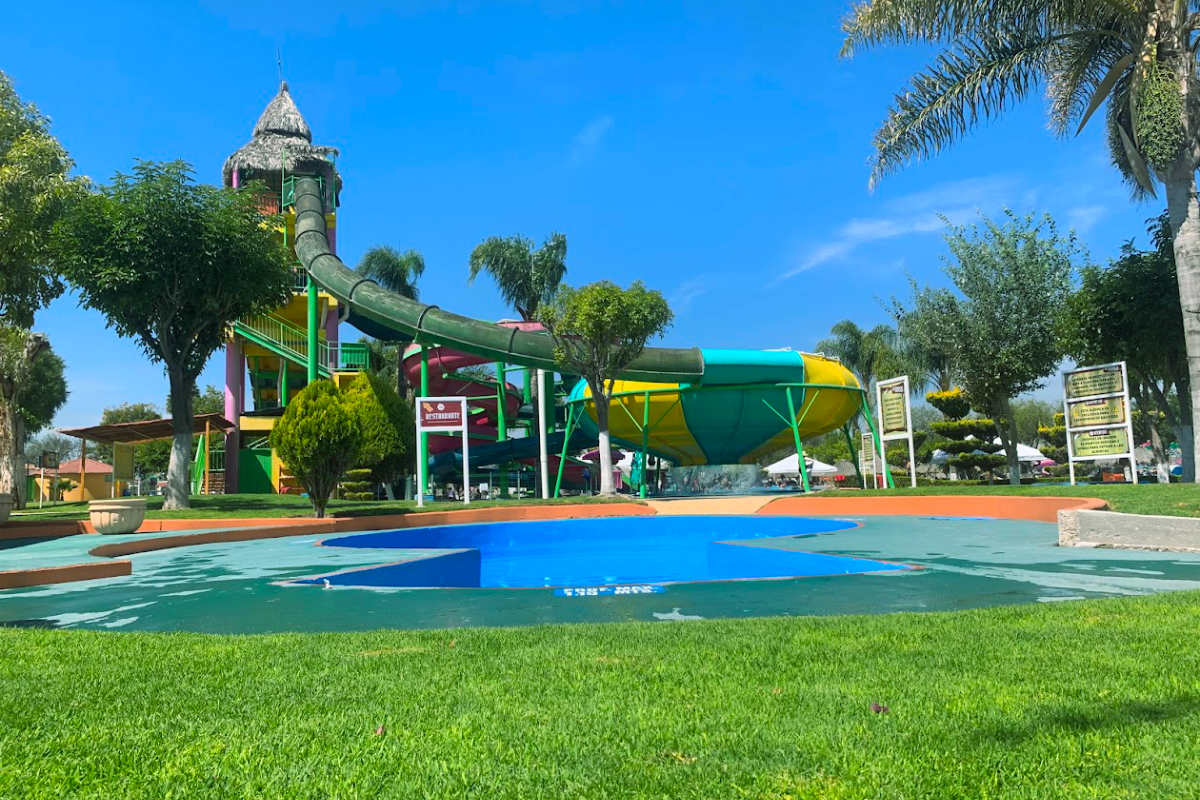 Niños pequeños jugando en la playa